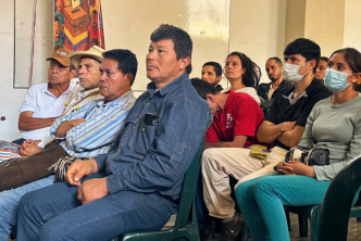 personas-sentadas-en-sillas-observando
