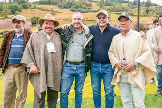 un-grupo-de-hombres-posando-para-una-foto-en-un-campo-junto-a-director-ant