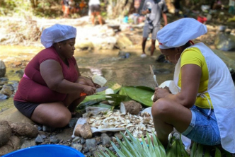 dos-mujeres-estn-preparando-comida-en-un-arroyo