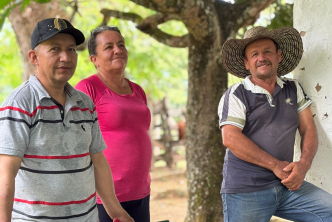 tres-personas-paradas-una-al-lado-de-la-otra-en-un-campo
