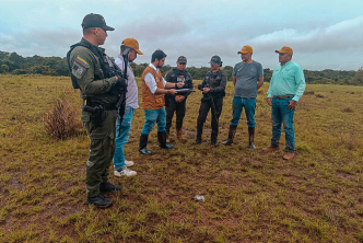 un-grupo-de-personas-parados-en-un-campo-con-un-hombre-en-el-medio