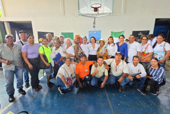 un-grupo-de-personas-posando-para-una-foto-en-un-gimnasio