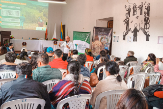 un-grupo-de-personas-sentadas-en-sillas-en-una-habitacion