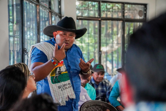un-hombre-con-un-sombrero-de-vaquero-que-da-un-discurso-a-un-grupo-de-personas