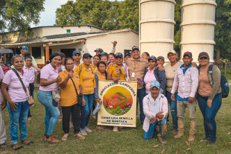 un-grupo-de-personas-paradas-frente-a-un-silo