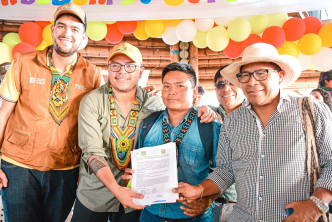 director-ant-junto-a-un-grupo-de-personas-paradas-sosteniendo-documento-de-tierras-ant