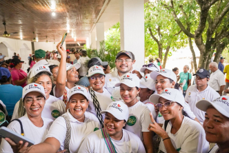 un-grupo-de-personas-vestidas-con-camisas-blancas-y-sombreros
