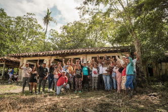 un-grupo-de-personas-paradas-frente-a-una-casa