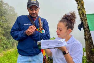 dos-personas-diligenciando-un-formulario