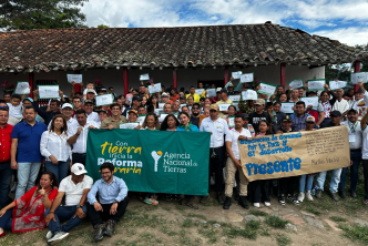 un-grupo-de-personas-con-carteles-frente-a-un-edificio