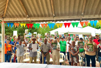 un-grupo-de-personas-paradas-frente-a-una-tienda-de-campana