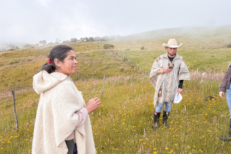 En las montañas del Sumapaz donde asesinaron a ‘Yuyo’, Clara Vergara, su esposa, sigue sembrando paz y progreso