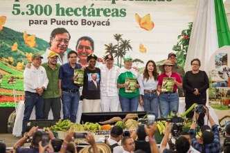 En Puerto Boyacá, ‘Capital de la Reforma Agraria’ en el Magdalena Medio, presidente Petro entrega 5.300 hectáreas a comunidades campesinas