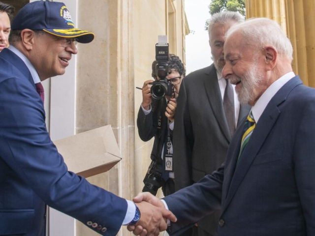 Presidente de Colombia y Presidente de Brasil estrechando sus manos.