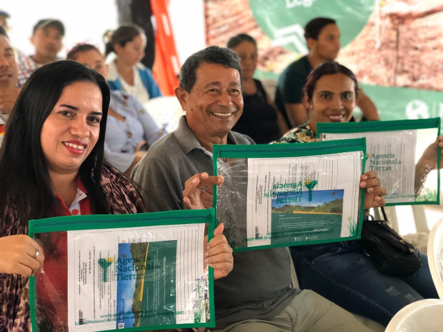 Fotografia de tres personas mostrando los títulos otorgados por la ANT, aparecen contentos.