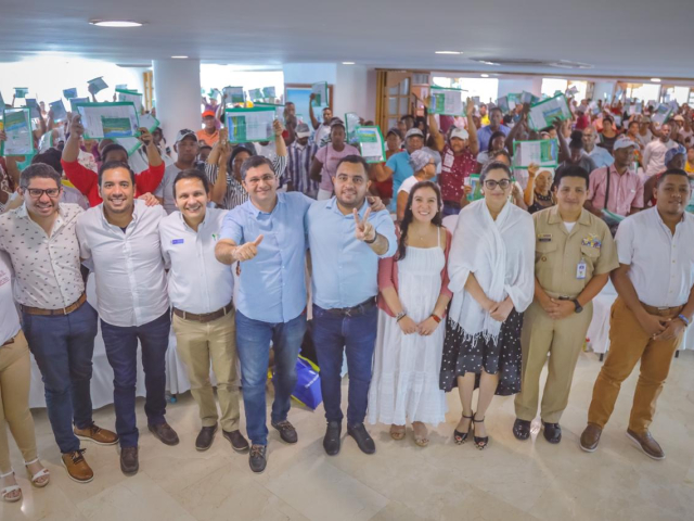 Aparecen varias familias de Bolívar en evento de ANT, recibiendo títulos de propiedad en compañía de la Directora de la ANT, Myriam Martínez, y otros funcionarios.
