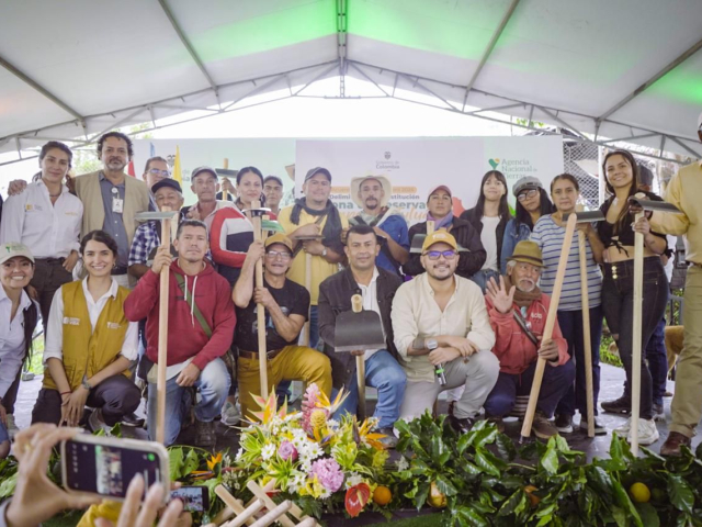 Evento entrega de tierras con campesinos