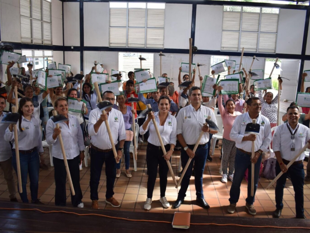 Familias campesinas de Chaparral reciben el título de sus tierras