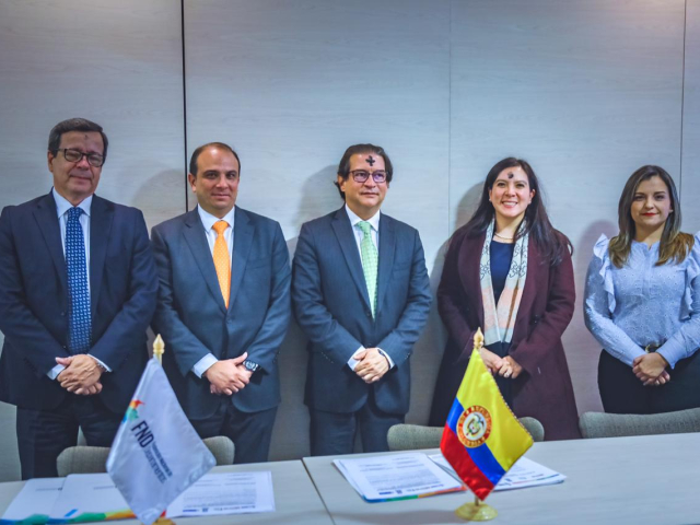 Aparecen cuatro personas en compañía de la Directora Myriam Martínez en el evento organizado para la firma de la alianza por el acceso y formalización de la tierra rural.