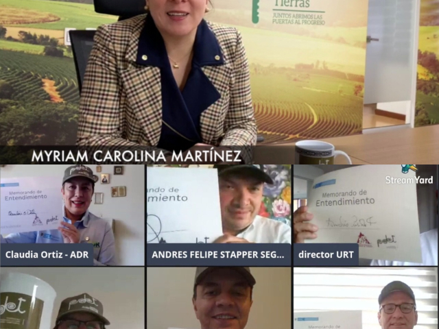 La Directora de la ANT, Myriam Martínez Cárdenas, aparece en video llamada con 6 funcionarios  de la Federación de Cafeteros, ellos mostrando cada uno el memorando de entendimiento. 