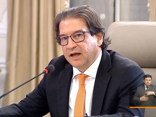 El Ministro de Agricultura y Desarrollo Rural, Rodolfo Zea Navarro, informa de las líneas de atención al ciudadano para las denuncias de especulación y acaparamiento sobre el precio de los alimentos y definió una canasta de alimentos que hacen parte de la canasta familiar.