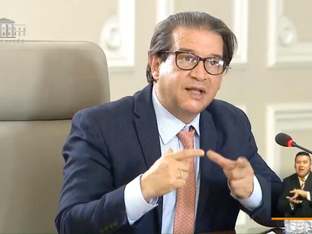 El Ministro de Agricultura y Desarrollo Rural, Rodolfo Zea Navarro, informa que pequeños y medianos productores tendrán dos años de gracia para el pago de sus obligaciones financieras con el FONSA.