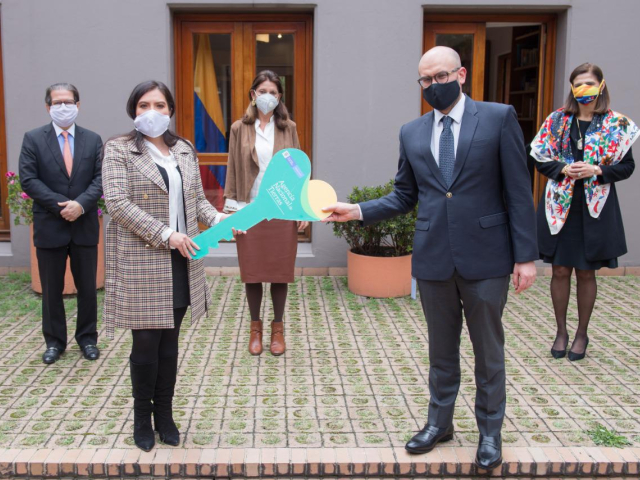 La Directora de la ANT, Myriam Martínez Cárdenas en compañía de la Vicepresidenta Marta Lucía Ramírez, la Ministra de Transporte y el Ministro de Agricultura, oficializan la entrega en las manos de un funcionario de la Agencia Nacional de Infraestructura, de 111 predios