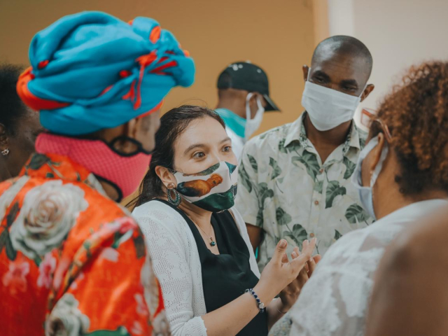 La Directora de la ANT, Myriam Martínez Cárdenas, aparece con tapabocas en compañía de tres mujeres y dos hombres afrodescendientes atendiendo los requerimientos de las comunidades negras de Cartagena.