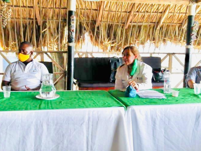 Conversación en mesa técnica entre la ANT y comunidades de La Boquilla. Aparecen dos funcionarios de la ANT en compañía de un hombre y una mujer afrodescendientes.