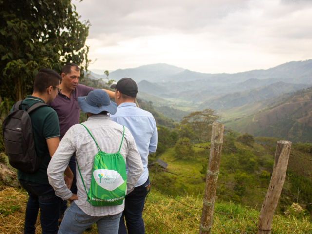 Tres personas mirando hacia las montañas en algún municipio de Risaralda.