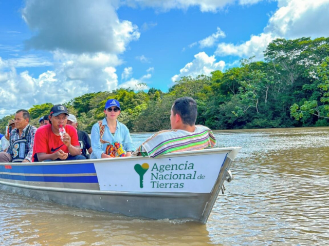 Funcionarios de ANT y Dajada Joaquín Nijbe Joonide, representante de la comunidad Mauru Munu de los Nukak – Maku en un rio en El Guaviare.