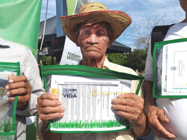 Ángel Alberto Regalado, campesino de Tenerife sosteniendo su título de propiedad.
