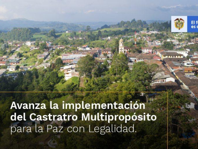 Fotografía panorámica del pueblo (sin identificar). la cual funciona como anuncio  para comunicar: AVANZA LA IMPLEMENTACIÓN DEL CATASTRO MULTIPROPÓSITO PARA LA PAZ CON LEGALIDAD. En la parte superior derecha está el logo del Gobierno: EL FUTURO ES DE TODOS / GOBIERNO DE COLOMBIA 