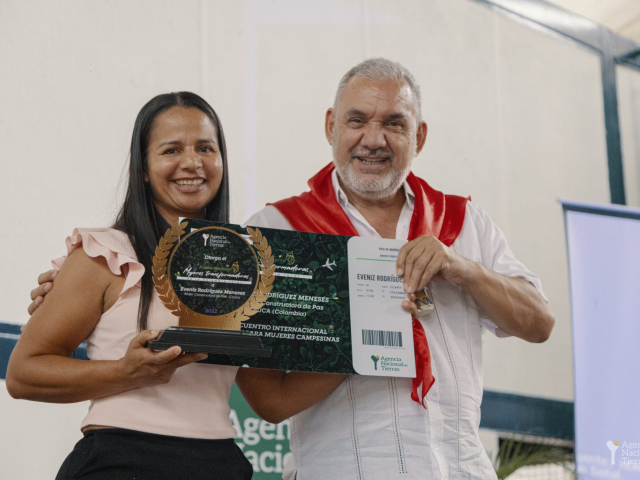 Gerardo Vega entregando premio a Eveniz Rodríguez Meneses