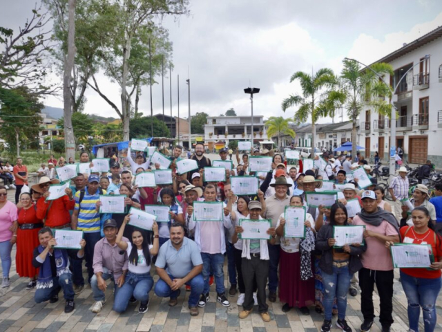 Familias campesinas de Amalfi recibiendo títulos