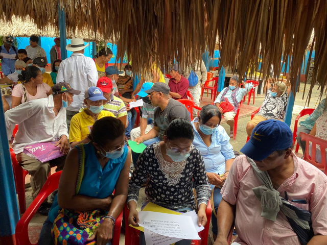 Grupo de personas revisando documentos en Cereté Córdoba