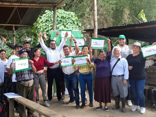 Víctimas del conflicto recibiendo tierras en Cundinamarca