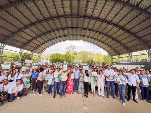 Personas que asistieron a la entrega de tierras.