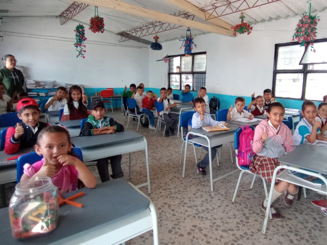 Niños en un salón de clases.