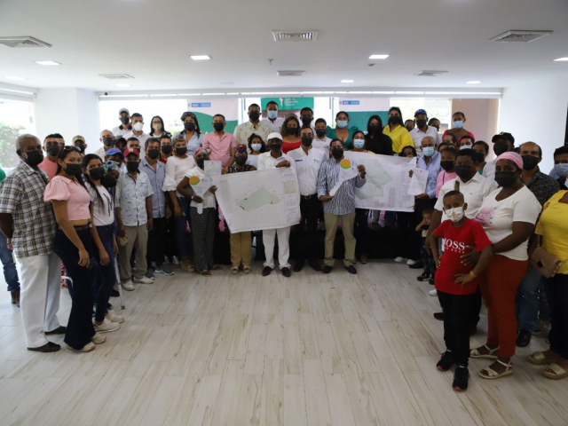 Grupo de personas de comunidades negras mostrando el titulo que recibieron por parte de la ant