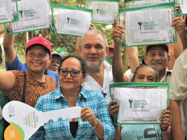 Campesinos sosteniendo sus títulos celebrando, entre ellos aparece Gerardo Vega.