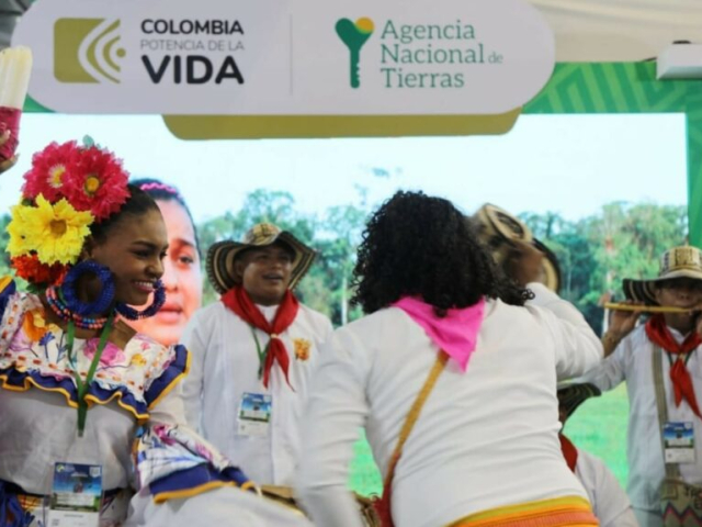 Grupo musical de San Marcos dando una muestra cultural, con trajes autóctonos en la la feria del sector agropecuario , AgroExpo 2023.
