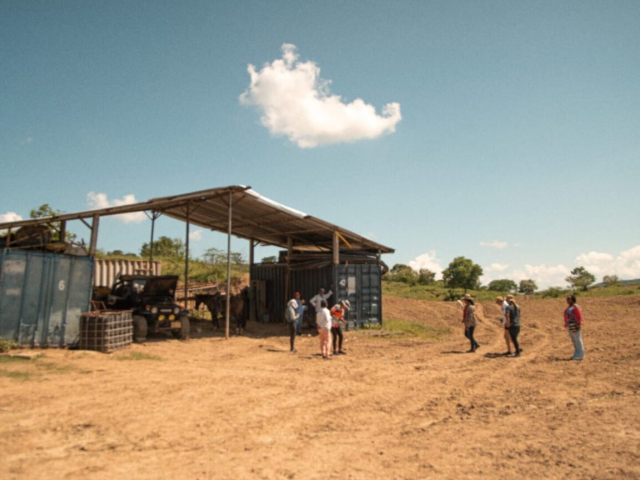 Fotografía de un terreno y algunos campesinos en él.