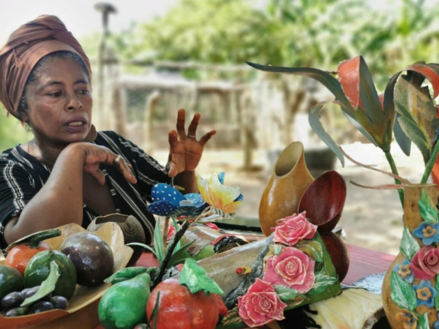 Magaly Esther Salgado con algunas de sus artesanías.