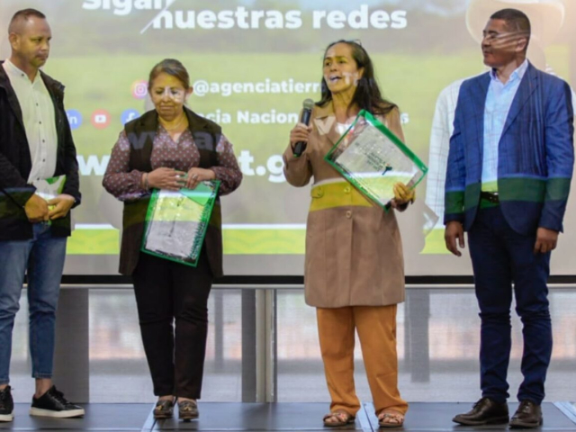 Funcionarios de ANT hacen entrega de títulos en la audiencia pública de rendición de cuentas para la vigencia 2022 – 2023