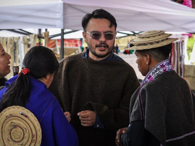 Director de la ANT conversando con mujeres indígenas.