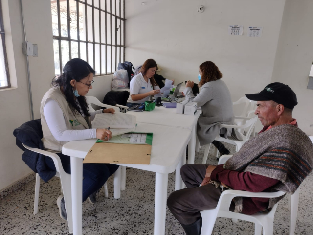 Funcionarias diligenciando datos de campesinos de cundinamarca