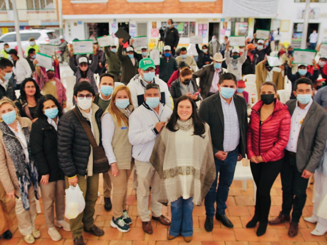Ex directora de la ANT Myriam Martínez Cárdenas, junto a familias de Boyacá