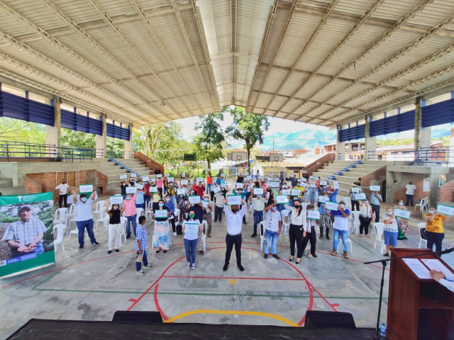Familias mostrando su titulo de propiedad