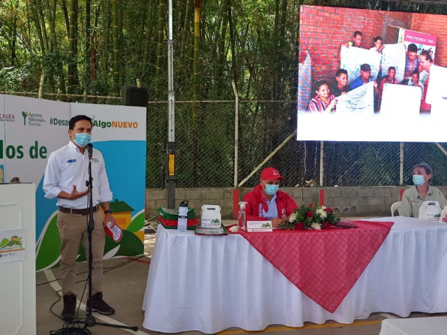 Funcionario de la ANT hablando en conferencia, para la formalizació de titulos en el Cauca